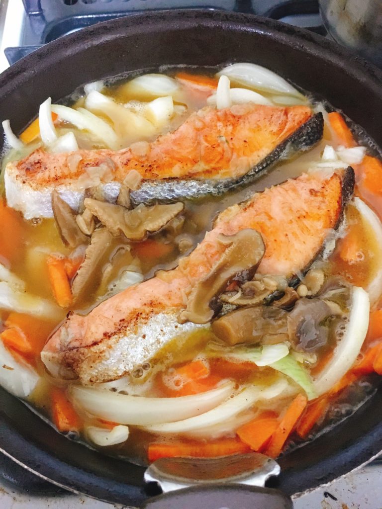 フライパンで焼いている鮭と野菜